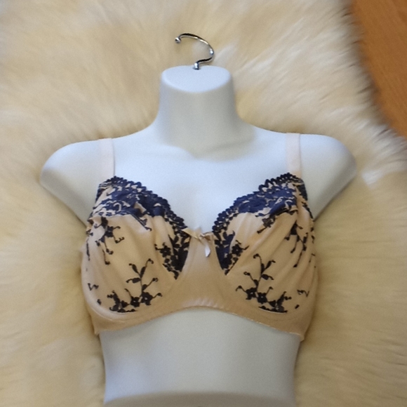 Curve Muse Embroidered Lace & Mesh Bra - Picture 9 of 16